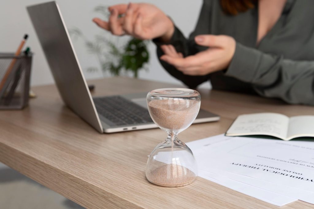 A woman used an hourglass to time how long her divorce process would take.